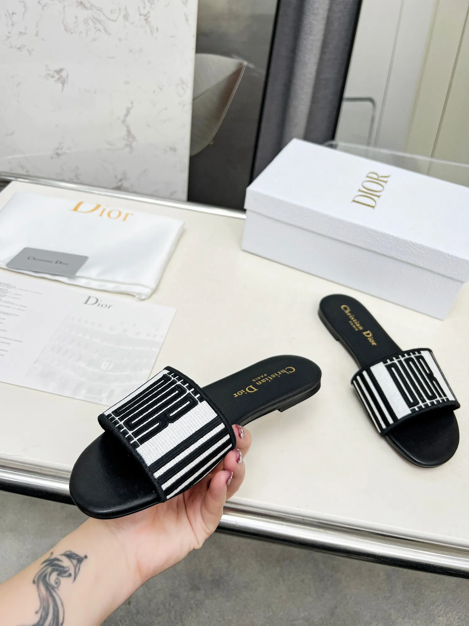 👟👟Ex-factory price 280👟👟 Genuine leather sole +30 CD•Dior women's presbyopic embroidered leather sole slippers Christian Dior has always been synonymous with magnificence and elegance, and has always been at the top of the fashion palace👍 What is particularly worth mentioning is: the embroidered ✨ pattern on the sole reproduces one of the cherished symbols of Christian Dior✅ More than a hundred colors to choose from ◽️️Upper: Selected top-quality embroidered cotton ◽️Inner lining: imported sheepskin ◽Number 35-40 (customized at 41.42.43)